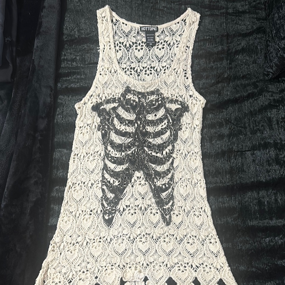 Hot Topic Cream Graphic Embellished Tank Top